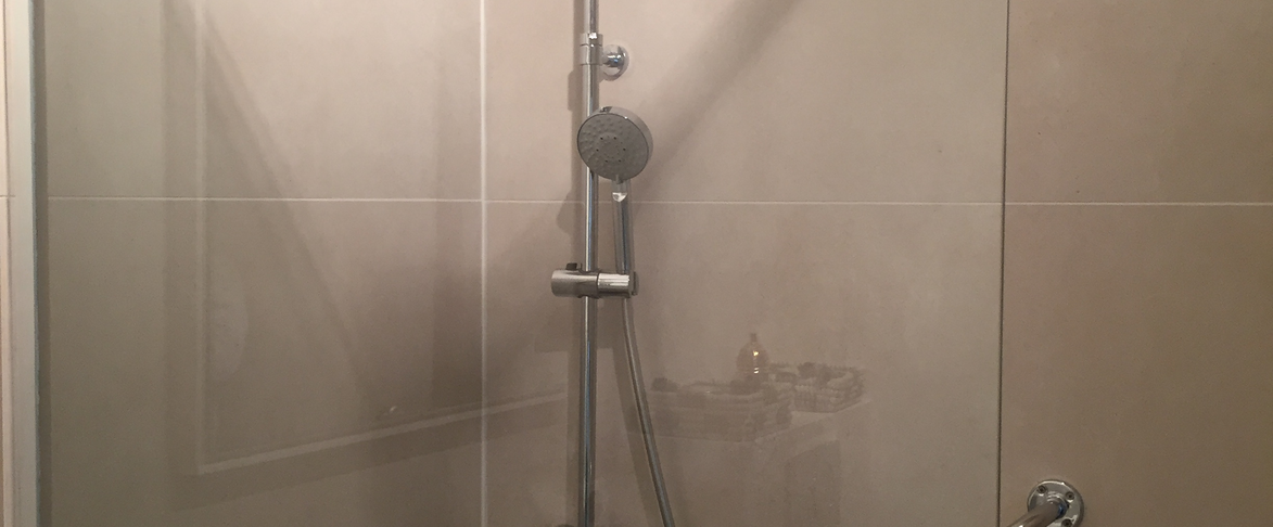 Colonne de douche + pare douche